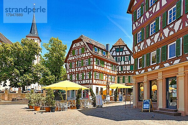 Café mit leeren Tischen und traditionellen Fachwerkhäusern auf dem Marktplatz im historischen Stadtzentrum an einem sonnigen Tag  Mosbach  Deutschland  Europa