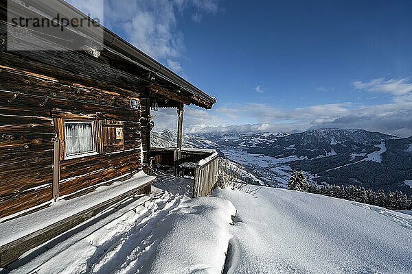 Traditionelle Berghütte im Schnee  am Skigebiet Bixen im Thale  Tirol  Österreich  Europa