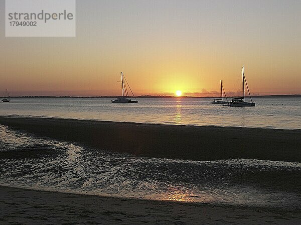 Die Sonne versinkt in westlicher Richtung im Pazifik  Fraser Island  Australien -