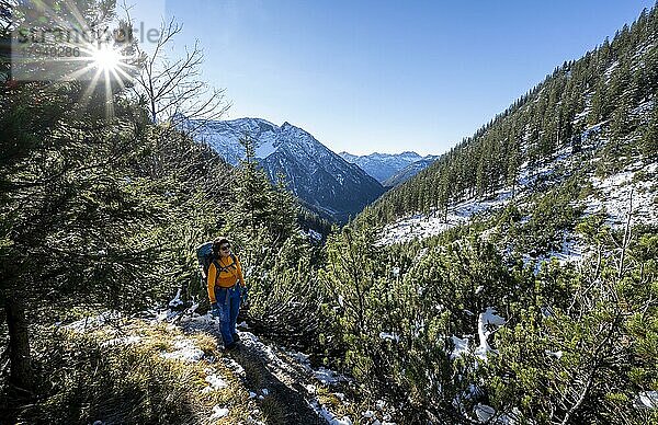 Wanderer auf Wanderweg im Winter  Weg zur Ammergauer Hochplatte  Ammergauer Alpen  Bayern  Deutschland  Europa