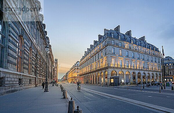 Blaue Stunde in den Straßen von Paris  Frankreich  Europa