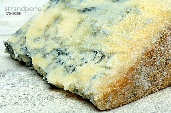 Blue Stilton oder einfach Stilton ist ein englischer Blauschimmelkäse aus pasteurisierter Kuhmilch mit mindestens 48-55 % Fett in der Trockenmasse  Käse  Lebensmittel