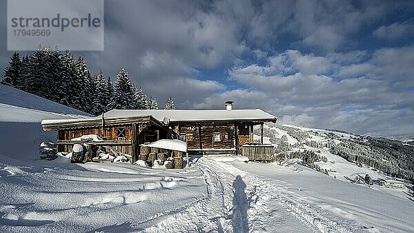 Traditionelle Berghütte im Schnee  am Skigebiet Bixen im Thale  Tirol  Österreich  Europa