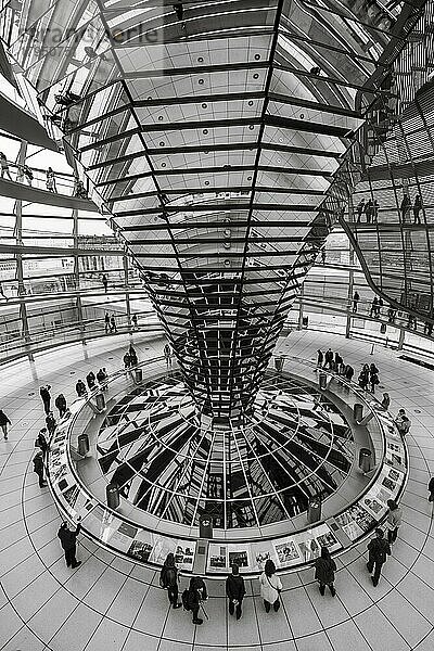 Schwarz-weiß  begehbare Glaskuppel im Reichstagsgebäude  Berlin  Deutschland  Europa