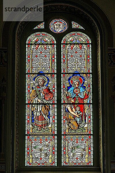 Farbenfrohes Kirchenfenster mit Maria und Josef  Kath. Pfarrkirche  Maria-Opferung  Riezlern  Kleinwalsertal  Vorarlberg  Österreich  Europa