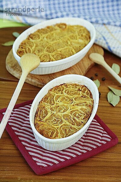 Schwäbische Küche  Krautkrapfen  Mehlsäcke  Sauerkraut im Nudelteig  Auflauf  Auflaufform  Deftiges  gesund  vegetarisch  Hauptgericht  backen  aus dem Ofen  typisch Schwäbisch neu interpretiert  Traditionsküche  Holzbrett  Holzkochlöffel  Rührlöffel  Foodfotografie  Studio  Deutschland  Europa