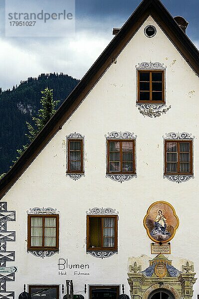 Etwas vergammelte Fassade von 1671 mit Lüftlmalerei  Hindelang  Allgäu  Bayern  Deutschland  Europa