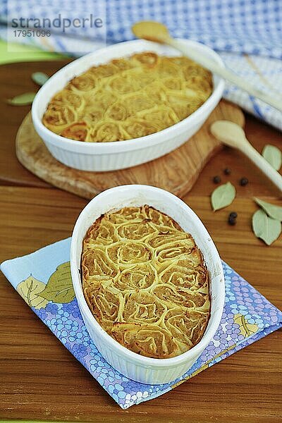 Schwäbische Küche  Krautkrapfen  Mehlsäcke  Sauerkraut im Nudelteig  Auflauf  Auflaufform  Deftiges  gesund  vegetarisch  Hauptgericht  backen  aus dem Ofen  typisch Schwäbisch neu interpretiert  Traditionsküche  Holzbrett  Holzkochlöffel  Rührlöffel  Foodfotografie  Studio  Deutschland  Europa