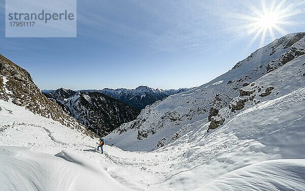 Bergsteiger auf Wanderweg im Winter mit Schnee  Weg zur Ammergauer Hochplatte  Ammergauer Alpen  Bayern  Deutschland  Europa