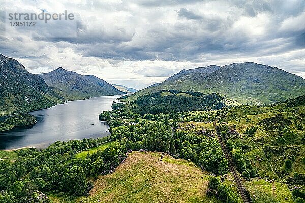 Glenfinnan Monument und Loch Shiel  West Highland  Schottland  UK