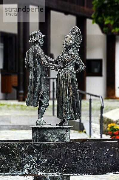 Brunnen mit zwei Figuren im Trachtgewand  Hindelang  Allgäu  Bayern  Deutschland  Europa