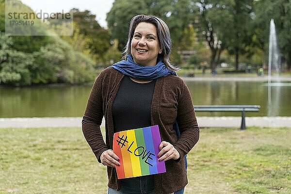 Liebe  Fröhliche queere Frau mit einer Botschaft zur Unterstützung der LGBT Gemeinschaft