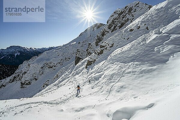 Bergsteiger auf Wanderweg im Winter mit Schnee  Weg zur Ammergauer Hochplatte  Ammergauer Alpen  Bayern  Deutschland  Europa