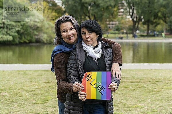 Liebe  Fröhliches queeres Paar mit einer Botschaft zur Unterstützung der LGBT Gemeinschaft