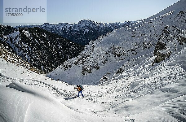 Bergsteigerin im Schnee  Wanderweg im Winter  Weg zur Ammergauer Hochplatte  Ammergauer Alpen  Bayern  Deutschland  Europa