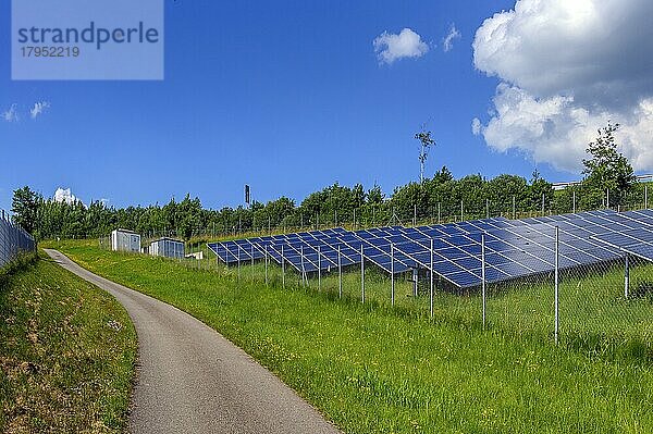 Eine Photovoltaikanlage mit Schutzzaun  auch PV-Anlage  bei Kempten  Allgäu  Bayern  Deutschland  Europa
