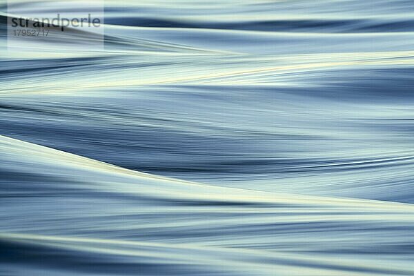 Blaue Stromschnellen des Sambesi-Flusses in Nahaufnahme  fotografiert mit Langzeitbelichtung  um die Bewegung darzustellen  Sambesi-Fluss  Victoria Falls  Sambia  Afrika