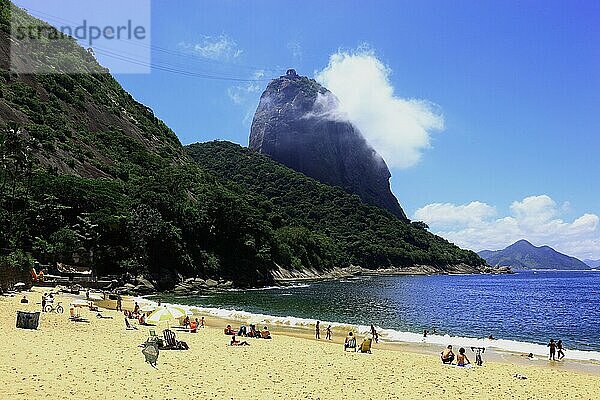 Blick zum Zuckerhut von Süden aus  vom Strand Praia Vermelha aus gesehen  Rio de Janeiro  Brailien