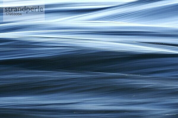 Blaue Stromschnellen des Sambesi-Flusses in Nahaufnahme  fotografiert mit Langzeitbelichtung  um die Bewegung darzustellen  Sambesi-Fluss  Victoria Falls  Sambia  Afrika