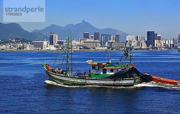 Fischerboot in der Baia de Guanbara Bucht im Osten von Rio de Janeiro  Brasilien  Südamerika