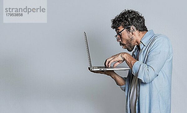 Erstaunlich gut aussehend Mann mit Laptop isoliert. Überrascht Person Blick auf ein Angebot auf Laptop  überrascht Menschen Blick auf eine Förderung auf Laptop isoliert