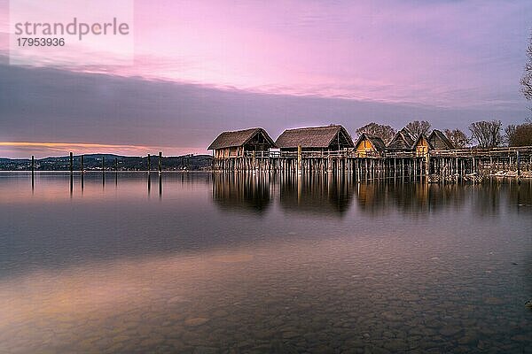 Pfahlbauten Museum zur blauen Stunde in Unteruhldingen am Bodensee  Deutschland  Europa