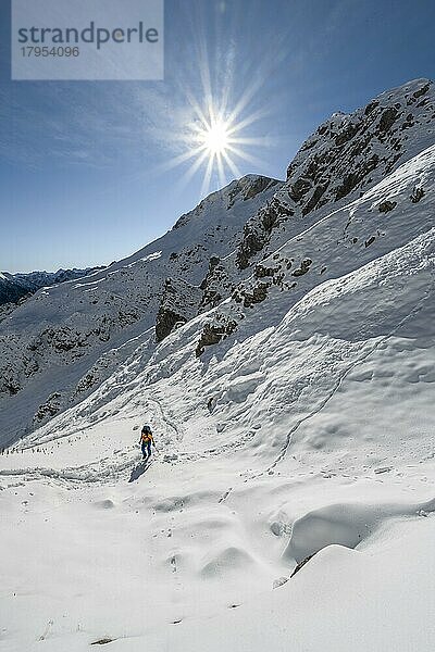 Bergsteiger auf Wanderweg im Winter mit Schnee  Weg zur Ammergauer Hochplatte  Ammergauer Alpen  Bayern  Deutschland  Europa