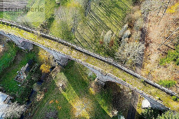 Bemooste alte Brücke aus der Vogelperspektive  Deutschland  Europa