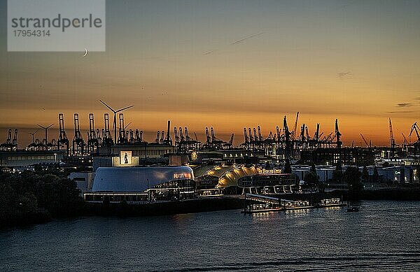 Hafen zur blauen Stunde  Hamburg  Deutschland  Europa