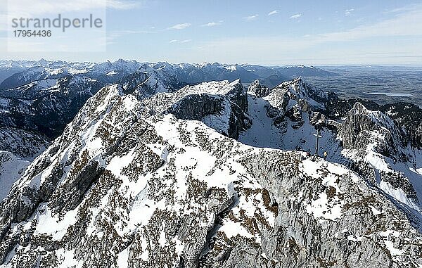 Alpenpanorama  Luftaufnahme  Schneebedeckte Berge im Winter  Gipfel der Ammergauer Hochplatte  Ammergauer Alpen  Bayern  Deutschland  Europa