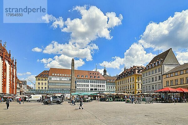 Unterer Markt mit täglichem Markt und Menschen an einem sonnigen Tag  Würzburg  Deutschland  Europa