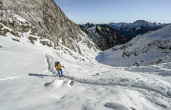 Bergsteiger auf Wanderweg im Winter mit Schnee  Weg zur Ammergauer Hochplatte  Ammergauer Alpen  Bayern  Deutschland  Europa