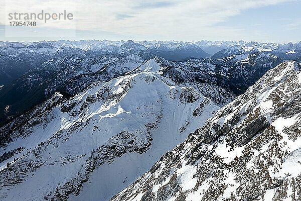 Alpenpanorama  Luftaufnahme  Schneebedeckte Berge im Winter  Ammergauer Hochplatte  Ammergauer Alpen  Bayern  Deutschland  Europa