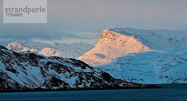 Berggipfel  Winter  Morgesnsonne  Atlantikküste  bei Hammerfest  Norwegen  Europa