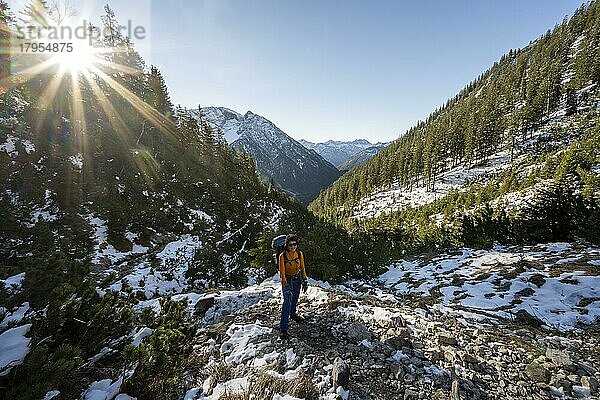 Wanderer auf Wanderweg im Winter  Weg zur Ammergauer Hochplatte  Ammergauer Alpen  Bayern  Deutschland  Europa