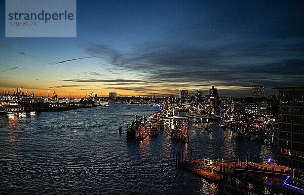 Hafen zur blauen Stunde  Hamburg  Deutschland  Europa
