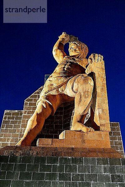 Monument Al Pipila bei Nacht  Unesco-Stätte Guanajuato  Mexiko  Mittelamerika