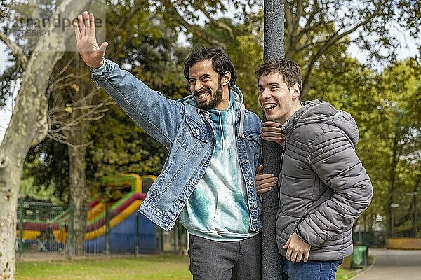 Lateinisches schwules Paar hat Spaß in einem Park