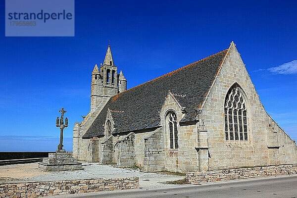 Notre Dame de la Joie  Kapelle unserer Lieben Frau von der Freude mit Kalvarie nahe dem Dorf Saint-Pierre  Bretagne  Frankreich  Europa