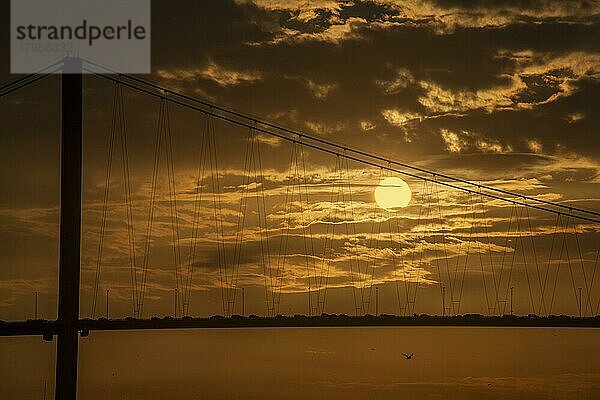 Blick bei Sonnenuntergang von Cengelkoy nach Istanbul