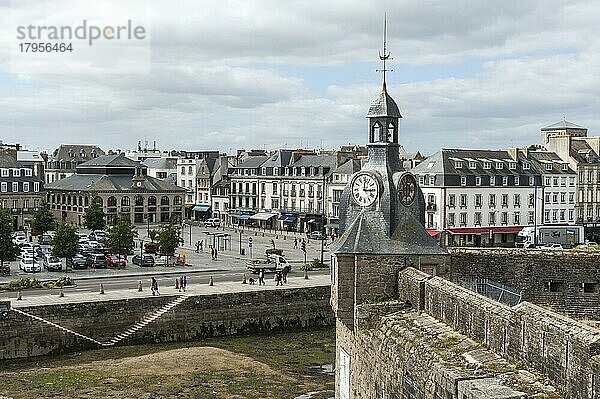 Türmchen mit Uhr  südwestliche Mauerecke der Ville Close  Stadtmauer  Les Remparts  Altstadt  Ville close  Concarneau  Département Finistère  Bretagne  Frankreich  Europa