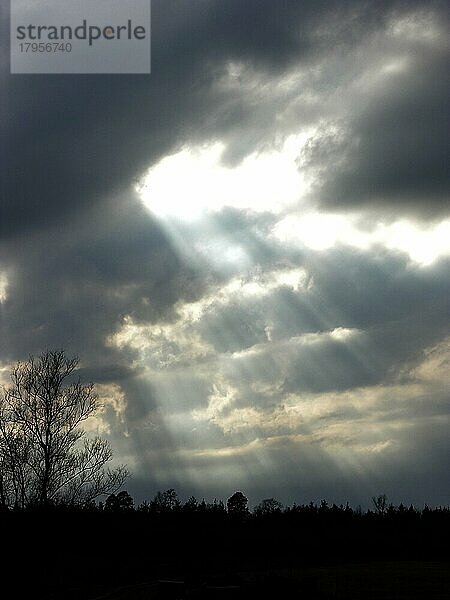 Dunkle Gewitterwolken mit Strahlen  Sonnenstrahlen brechen durch  Stimmung  dark storm clouds with rays  sunrays burst  mood