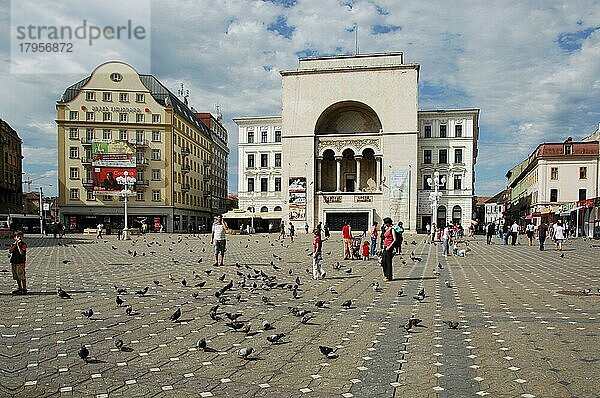 Am nördlichen Ende des großen Hauptplatzes im Zentrum von Timisoara liegt das Nationaltheater und Opernhaus. Banat  Rumänien  Europa