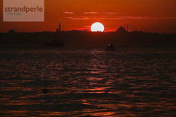 Blick bei Sonnenuntergang von Cengelkoy nach Istanbul