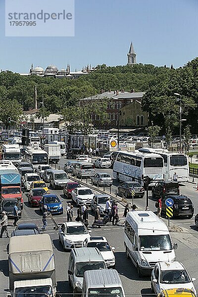 ISTANBUL  TÜRKEI  MAI  18  2013. Menschen in der täglichen Hektik von Istanbul am Mai  25  2013. Eminonu einer der am meisten überfüllten Stadtteil von Istanbul