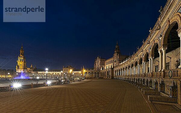Beleuchteter Plaza de España  blaue Stunde  Sevilla  Andalusien  Spanien  Europa