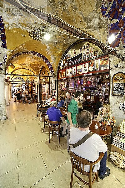 ISTANBUL  TÜRKEI  24. MAI. Menschen und Touristen besuchen und Einkaufen in Spice Basar am 24. Mai 2013. Spirce Bazaar ist in Fatih Bezirk von Istanbul  Türkei. Es ist asiatischen Stil Markt und atracts Besucher
