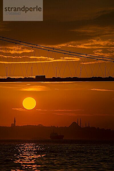 Blick bei Sonnenuntergang von Cengelkoy nach Istanbul