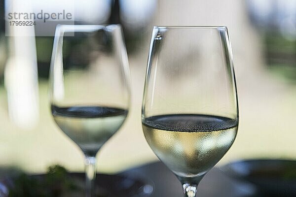 Zwei Weingläser mit kühlem Weißwein