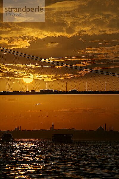 Blick bei Sonnenuntergang von Cengelkoy nach Istanbul